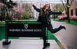 Thalía llegando feliz a la Universidad de Harvard para dar una charla sobre negocios.