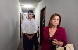 Marcello Fretes (de blanco) junto con su abogada defensora Sara Parquet, abandonado el despacho de la fiscala Claudia Aguilera.