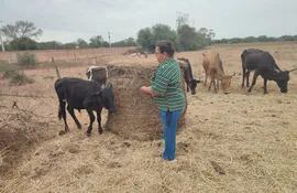 Pequeños productores con sus animales afectados por la sequía.