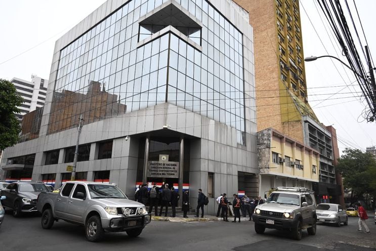 Un incendio que habría sido provocado por la explosión de un transformador de la ANDE se registró este miércoles en el edificio de la Abogacía del Tesoro.