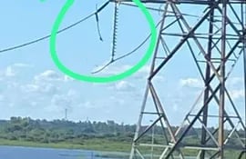 Imagen del cable que se soltó de la torre de la línea de transmisión de 220 kV.