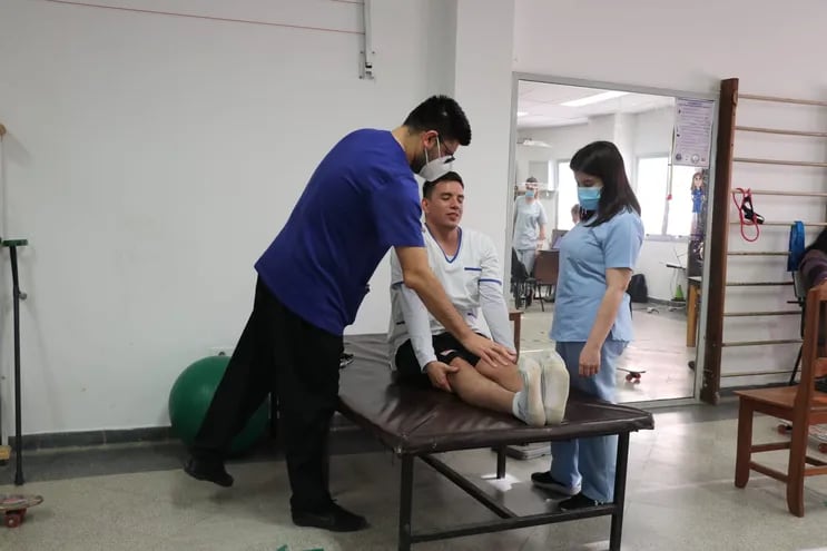 Un paciente recibe tratamiento en el Departamento de Kinesiología y Fisioterapia del Hospital de Clínicas.