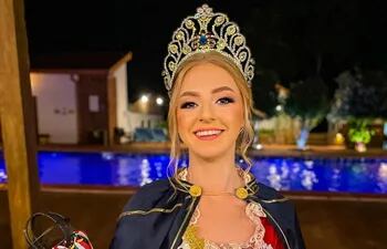 La actual reina de la Fiesta Nacional de las Colectividades, Daniela Makoski Obermayer, de la comunidad polaca, entregará su corona a quien sea electa de entre las 10 candidatas que representarán a sus respectivas comunidades.