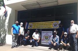 Inspectores retirados de la Patrulla Caminera solicitan equiparación salarial frente a sede de la Caja de Jubilados de Hacienda.
