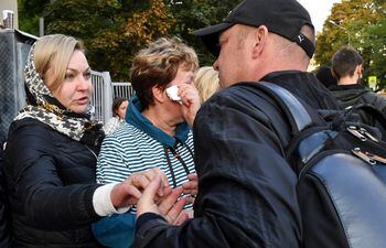 Madres despiden a sus hijos convocados para la movilización de reservistas ordenada por el presidente ruso Vladimir Putin.  (AFP)