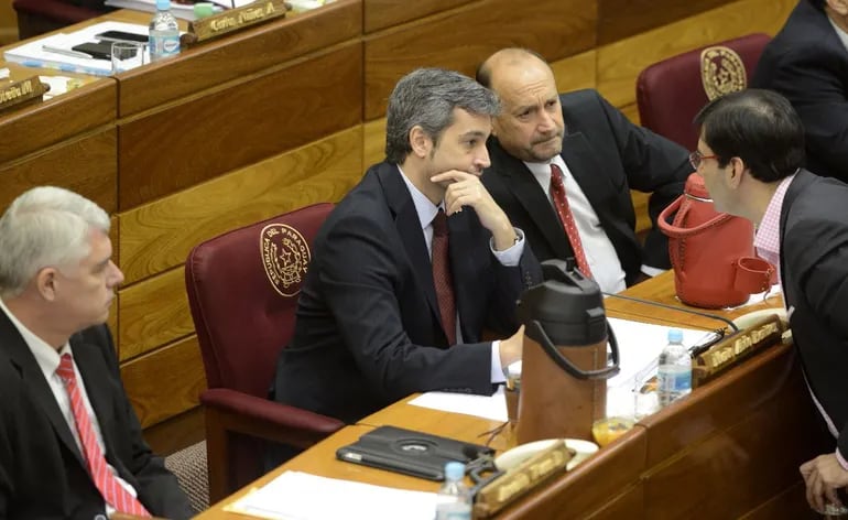 El presidente Mario Abdo Benítez, busca a través de su proyecto de ley participar de las sesiones del Senado con voz, pero no con voto y reglamentar la senaduría vitalicia.