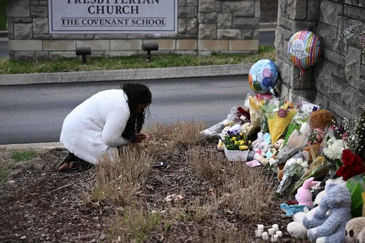 Una mujer se coloca frente a un memorial improvisado para las víctimas de la Escuela Covenant en la Iglesia Presbiteriana Covenant luego de un tiroteo, en Nashville, Tennessee, el 28 de marzo de 2023.