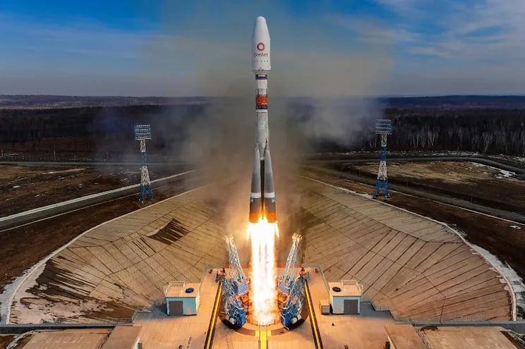 Lanzamiento del cohete ruso Soyuz que lleva al espacio a unos 38 satélites extranjeros.