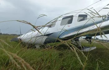 Una avioneta sufrió un accidente en una de las pistas del Aeropuerto Internacional Silvio Pettirossi.