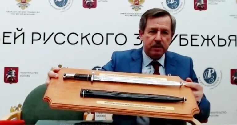 Igor Domnin, subdirector del museo, exhibe la bayoneta donada recientemente por Paraguay.