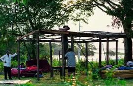 Voluntarios construyen refugio para familias afectadas por crecida del río Tebicuary.