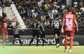 Los jugadores de Libertad celebran un gol en el partido frente a Sportivo Ameliano por la novena jornada del torneo Apertura 2024 del fútbol paraguayo en el estadio La Huerta, en Asunción.