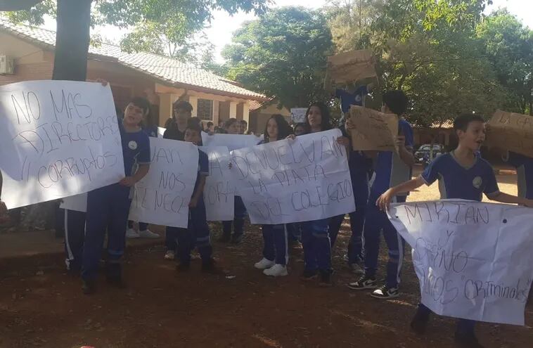 Los alumnos encabezaron ayer una manifestación contra los directores.