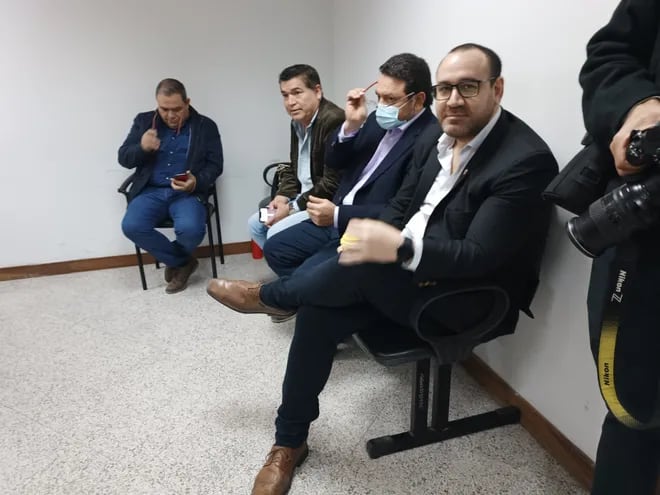 El diputado Rubén Roussillón (i) junto a Ricardo Núñez (hermano del senador Basilio "Bachi Núñez), José Antonio Ortiz y Omar Mongelos, exautoridades de la Conajzar, esta mañana en la audiencia preliminar.