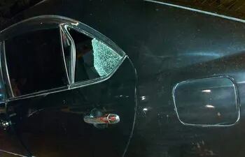 La ventanilla del auto donde el niño golpeó su cabeza.