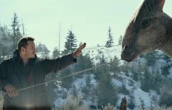 Chris Pratt junto a uno de los dinosaurios en una fotografía de "Jurassic World: Dominio", que llegará a los cines en junio próximo.