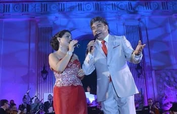 El tenor Jorge Castro (derecha) y su esposa, la soprano Emilia Recalde participarán del concierto "Romance sinfónico" en el Teatro Municipal de Asunción.