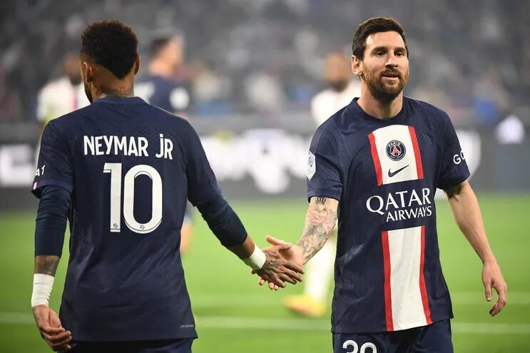 Messi es congratulado por Neymar, quien asistió al argentino para anotar el único gol del PSG ante Lyon.