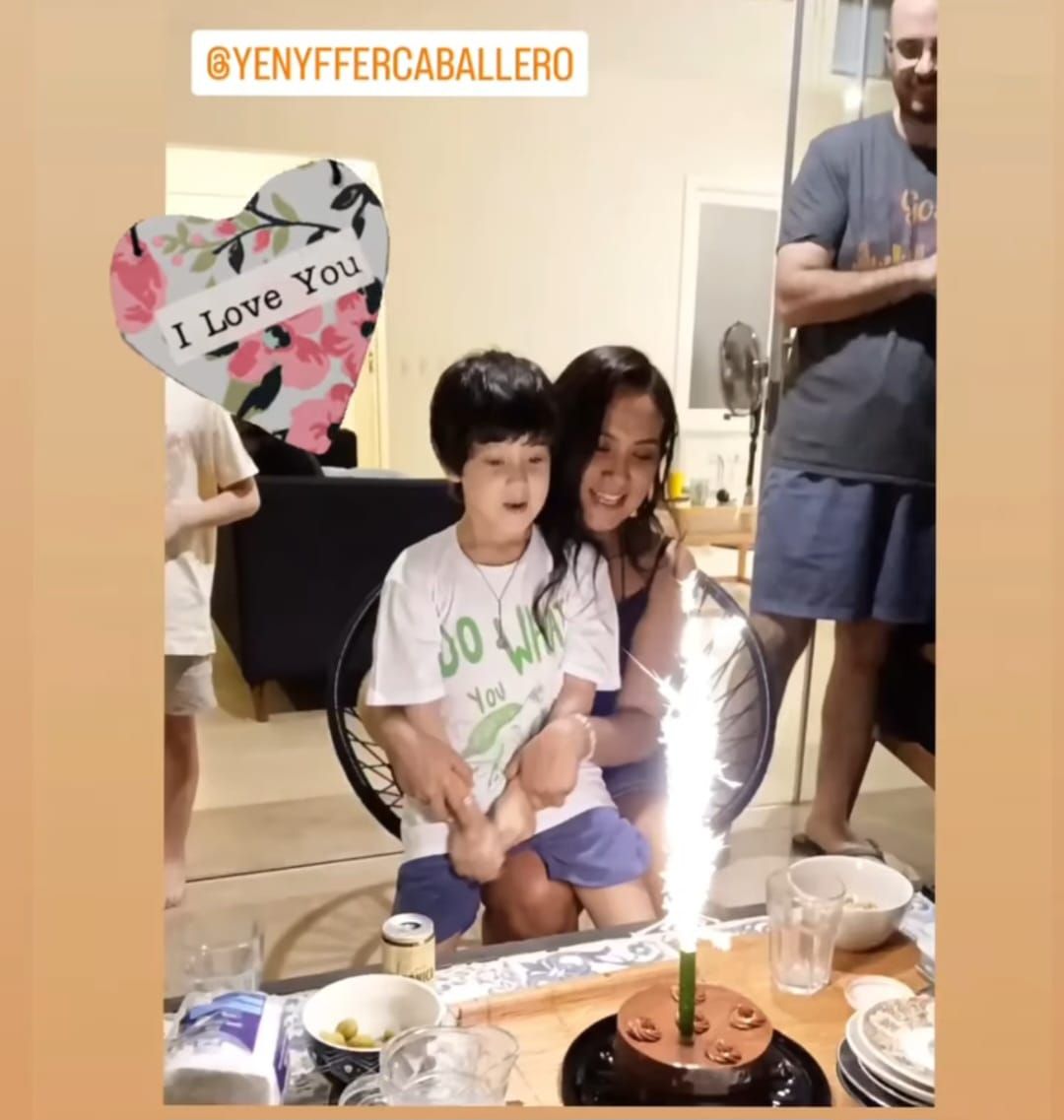 Yenyffer Caballero con su mejor regalo, Owen, cantando junto a la tradicional torta de cumpleaños. (Captura de la historia de Instagram de Yenyffer Caballero)