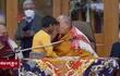 Captura de video donde se ve al Dalái Lama besando en la boca a un niño.