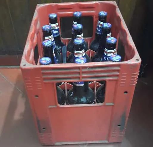 El cajón de botellas de cerveza que el ahora detenido intentó robar, según la Policía.