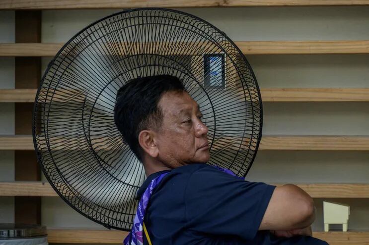 Un hombre se refresca junto a un ventilador en Buan, Corea del Sur, el pasado sábado.