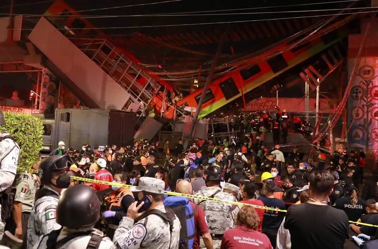 MEX782. CIUDAD DE MÉXXICO (MÉXICO), 04/05/2021.- Vista general del colapso de unos vagones del metro esta noche, en la Ciudad de México (México). Al menos 15 personas murieron y otras 70 resultaron heridas al desplomarse en la noche de lunes un puente de la vía elevada de la línea 12 del Metro de Ciudad de México entre la estación Olivos y Tezonco sobre el que circulaba un tren con varios vagones. EFE/ Carlos Ramírez