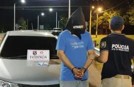 Juan Valenzuela Urunaga preso junto a las evidencia incautada.