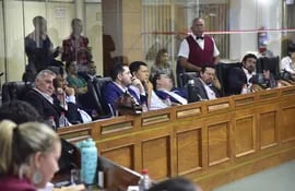 Concejales colorados "preocupados" durante la sesión ordinaria del miércoles pasado, en la que se aprobó rendición del intendente Óscar "Nenecho" Rodríguez.