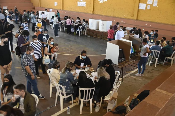 La Justicia Electoral en un anteproyecto de ley, del cual se hizo cargo el senador Miguel Fulgencio "Kencho" Rodríguez (FG), propone aumentar el número de electores por mes de votación, tras la quema de máquinas de votación.