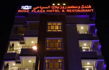 el-rose-plaza-hotel-se-encuentra-en-este-alto-edificio-de-fachadas-iluminadas-con-luces-de-neon-de-colores--12106000000-1773215.JPG