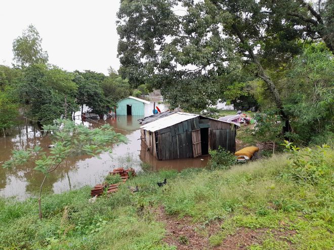 El desborde del arroyo Atinguy, ubicado en el límite de los departamentos de Misiones e Itapúa, afectó a varias familias.
