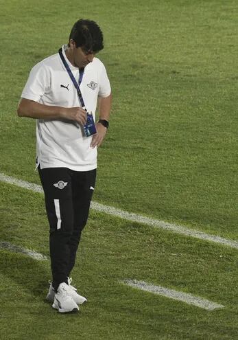 Daniel Garnero, entrenador de Libertad, que busca remontar terreno en el torneo casero.