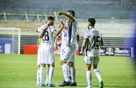 Los futbolistas de Libertad festejan un gol en el partido de la Copa Paraguay 2023.