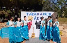 Las jóvenes del colegio nacional Virgen de Lourdes vistieron los tradicionales atuendos típicos paraguayos.