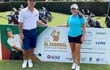Los golfistas amateurs paraguayos Pedro Baek y Viviana Prette en la sede del Abierto el Federal del Jockey Club Córdoba que finalizó ayer, tras 54 hoyos, en Argentina.