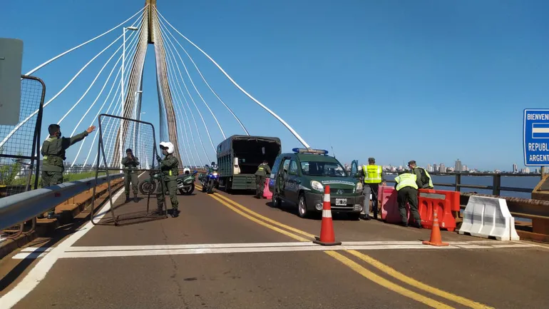 Personal argentino retirando las vallas para permitir el acceso por el puente San Roque González de Santa Cruz (Encarnación-Posadas), el pasado martes 19 de octubre.