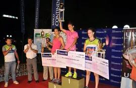 ganadoras-de-la-categoria-21-km-femenino-ademas-del-trofeo-se-llevaron-un-premio-en-efectivo--234749000000-490789.jpg