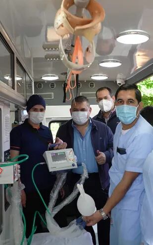 El intendente Luis Yd (Alianza) y funcionarios del hospital pediátrico municipal durante la recepción de un respirador para la ambulancia UTI.