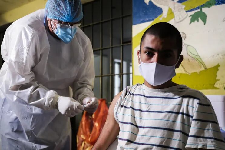 Reclusos reciben la primera dosis de la vacuna china Coronavac,  en la prisión uruguaya Santiago Vázquez, ubicada en las afueras de Montevideo.