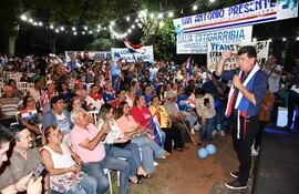 Momento en que el candidato por la Concertación Nacional, Efraín Alegre, se dirige a los sanantonianos.