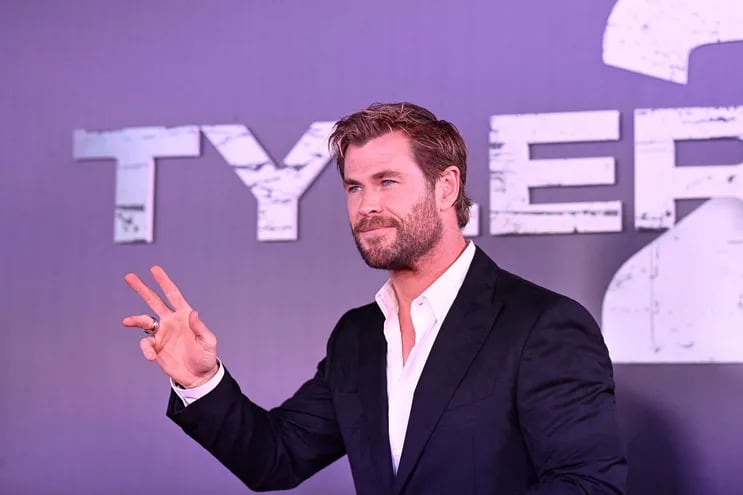 El actor australiano Chris Hemsworth posa para los fotógrafos en el estreno de "Tyler Rake 2", celebrado en Madrid. La película llegará a Netflix el próximo 16 de junio.