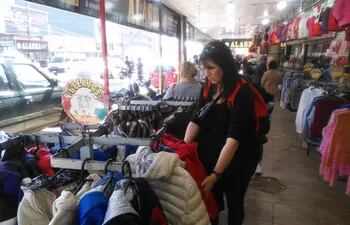 Los artículos más buscados por los compradores argentinos son los abrigos, cubrecamas y calzados deportivos, de precios comparativamente mucho más bajos en el mercado local.