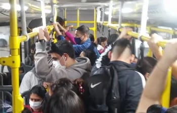 Aglomeración en el bus de la Línea 11 Areguá