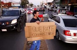 Transportistas del sector de plataformas digitales exigiendo la reducción del precio del combustible hoy, en las calles de Asunción.