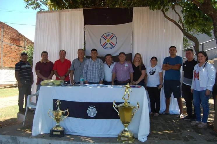 Autoridades del 24 de Setiembre durante la asamblea del pasado domingo. El club aregüeño compite en la Primera División B (APF).