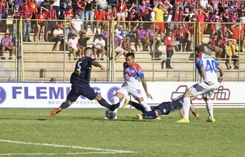 Ángel Lucena (d) disputa el balón con José Báez (i), en el duelo entre Trinidense en Cerro Porteño en el estadio Villa Alegre.
