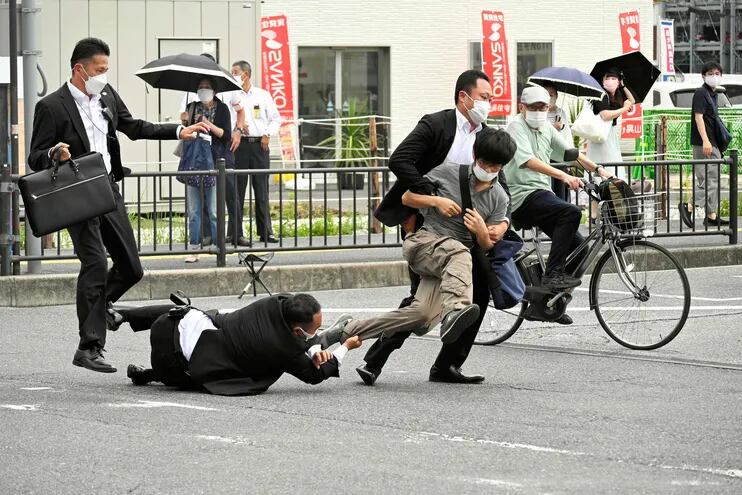 Luego de los disparos a Shinzo Abe, el sospechoso de ser autor de los disparos es derribado por agentes frente a la estación Yamato.
