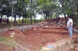 los-trabajos-de-mejoramiento-del-emblematico-parque-ykua-bolanos-incluyen-la-construccion-de-un-muro-de-contencion-para-proteger-el-manantial--221945000000-1531452.jpg