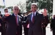 El presidente  de Chile,  Sebastián Piñera (izq.), acompañado de su colega paraguayo, Mario Abdo Benítez,  en  la mañana de ayer en el espigón presidencial del Silvio Pettirossi.